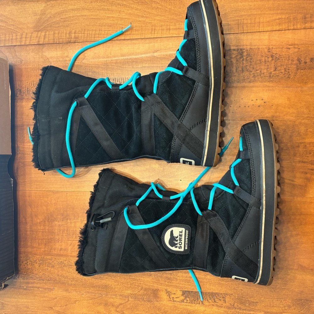 Sorel Glacy Explorer Boots with Vibrant Blue Laces - Picture 6 of 8
